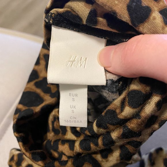 H&M Jersey Cheetah Print Turtleneck Top - Picture 3 of 3